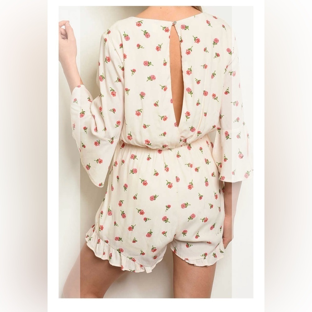 BNWOT Everly Cream Smocked Ruffled romper size M - Picture 2 of 5
